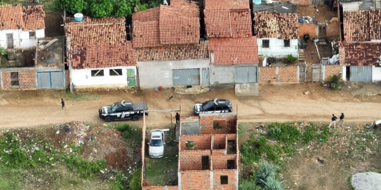 Três pessoas são presas e adolescentes são apreendidas em operação contra homicídios e tráfico de drogas na Bahia