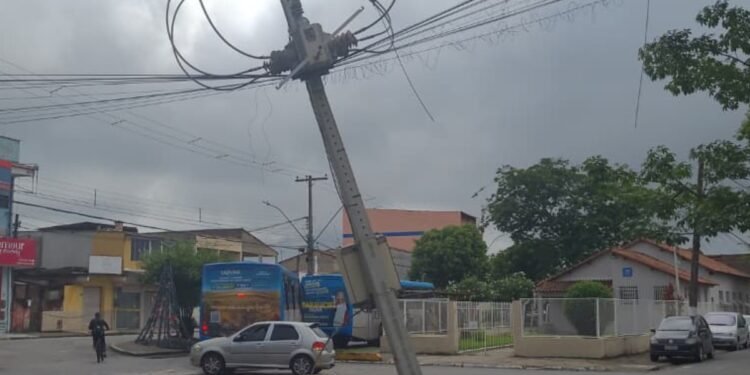 Caminhão atinge poste e rompe cabos de energia em Resende