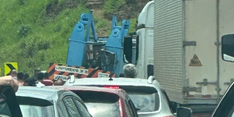Carreta com viga provoca lentidão de 9 km na Serra das Araras