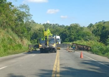 BR-393 é totalmente interditada para retirada de carga caída na pista em Barra do Piraí