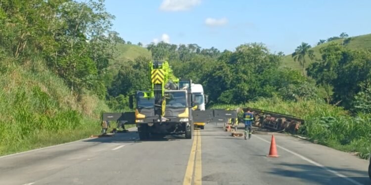 BR-393 é totalmente interditada para retirada de carga caída na pista em Barra do Piraí