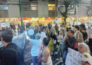 Moradores protestam em Nova Friburgo após morte de menina de 8 anos