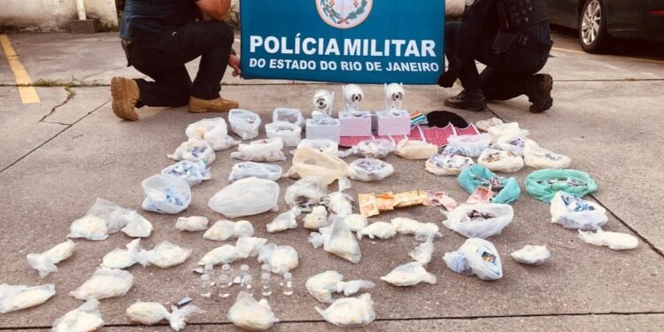 PM prende suspeito de gerenciamento de tráfico próximo a creche em Petrópolis