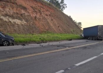 Motorista de carro fica ferido ao invadir contramão e bater em caminhão na BR-393, em Barra do Piraí