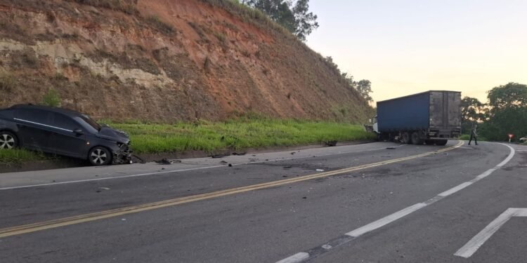 Motorista de carro fica ferido ao invadir contramão e bater em caminhão na BR-393, em Barra do Piraí Motorista de carro fica ferido ao invadir contramão e bater em caminhão na BR-393, em Barra do Piraí