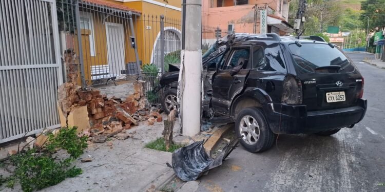 Homem e cachorro morrem após carro bater em poste e muro de casa em Barra do Piraí