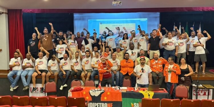 Greve dos petroleiros na Bacia de Campos chega ao 12º dia e assembleia avalia nova proposta da Petrobras Greve dos petroleiros na Bacia de Campos chega ao 12º dia e assembleia avalia nova proposta da Petrobras