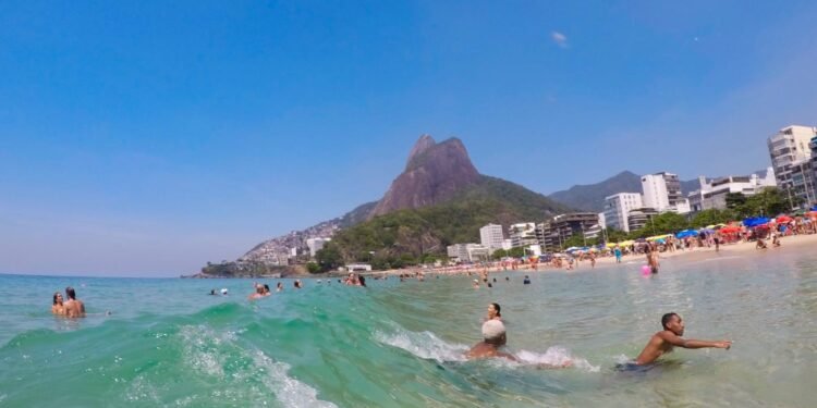 Rio tem sábado com previsão de 37°C e praias lotadas, com direito a mergulho de Papai Noel