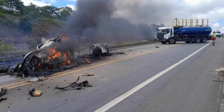 Onze pessoas morrem em batida entre carros na divisão entre BA e ES Onze pessoas morrem em batida entre carros na divisão entre BA e ES