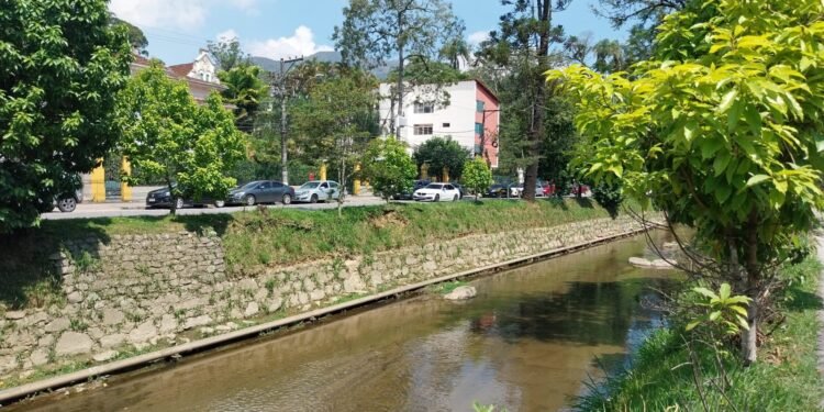 Vídeo mostra crianças tomando banho no Rio Piabanha em Petrópolis Vídeo mostra crianças tomando banho no Rio Piabanha em Petrópolis
