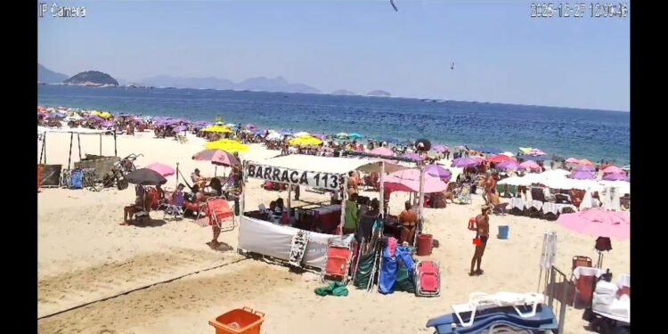 Vídeo mostra queda de avião que faz propaganda na Praia de Copacabana