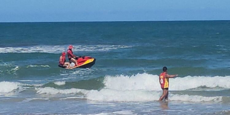 Homem desaparece na praia turística da Bahia após tentar salvar filho de afogamento Homem desaparece na praia turística da Bahia após tentar salvar filho de afogamento