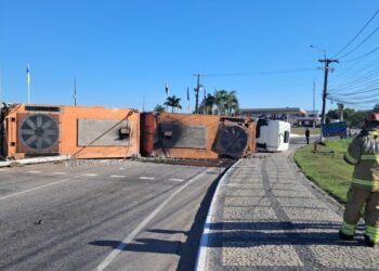 Carreta tomba e interdita parcialmente o Trevo das Bandeiras em Macaé