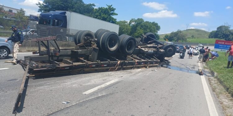 Caminhão capota e deixa três feridos na Via Dutra, em Barra Mansa