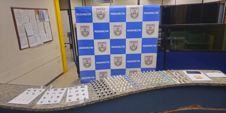 Jovem é preso por suspeita de tráfico de drogas em Barra Mansa Jovem é preso por suspeita de tráfico de drogas em Barra Mansa