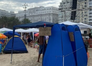 Réveillon em Copa tem ‘banheiro móvel’ improvisado na areia a R