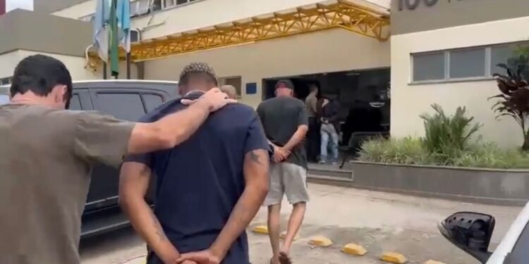 Polícia impede venda de arma e prende homem em flagrante em Petrópolis Polícia impede venda de arma e prende homem em flagrante em Petrópolis