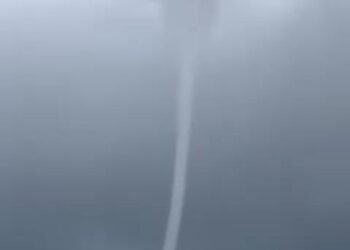 VÍDEO: Tromba d’água impressiona banhistas na praia de Paraty