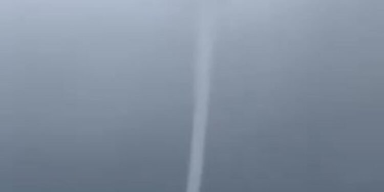 VÍDEO: Tromba d’água impressiona banhistas na praia de Paraty