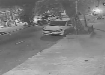 VÍDEO: criminosos atiram em policial durante tentativa de assalto