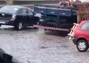 Vídeo: Carreta fica em ‘L’ após passar por poça d’água na Via Dutra, em Barra Mansa