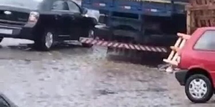 Vídeo: Carreta fica em ‘L’ após passar por poça d’água na Via Dutra, em Barra Mansa