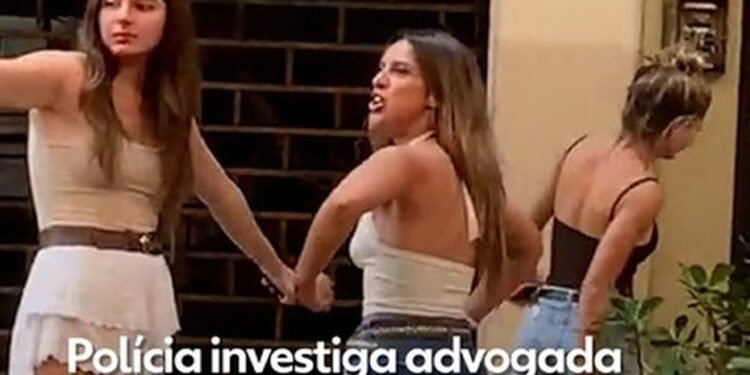 Advogada argentina é indiciada por gestos racistas para funcionários de bar no Rio