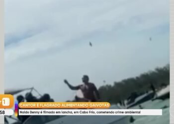 Naldo Benny é flagrado alimentando gaivotas em lancha em Cabo Frio