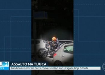 Vídeo mostra bandidos roubando carro de luxo conversível à luz do dia na Tijuca