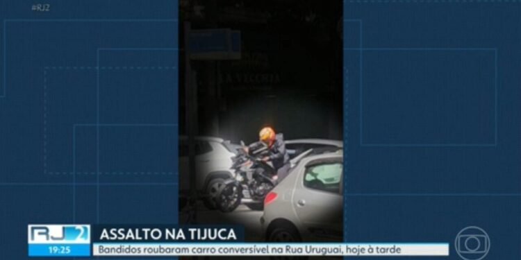 Vídeo mostra bandidos roubando carro de luxo conversível à luz do dia na Tijuca
