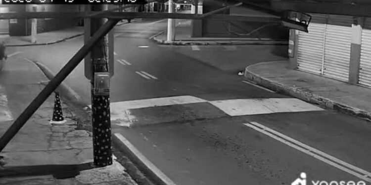 VÍDEO: Homem fica ferido após bater com moto contra muro em Resende