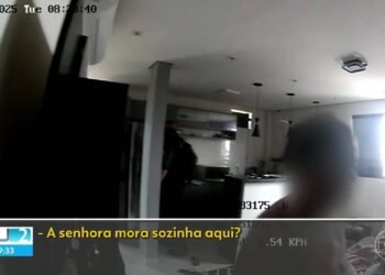 ‘A gente não vai mexer, não’: vídeo mostra PM pegando celular logo depois de tranquilizar dona de casa na Penha durante megaoperação