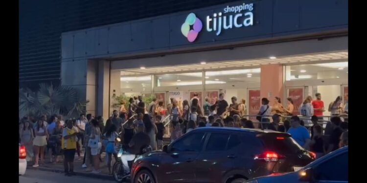 Defesa Civil faz vistoria no Shopping Tijuca após incêndio deixar dois mortos
