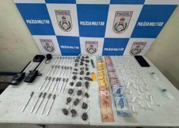 Dois jovens são presos com drogas em Volta Redonda