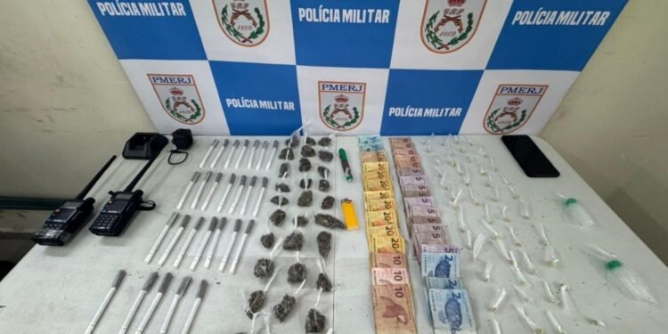 Dois jovens são presos com drogas em Volta Redonda