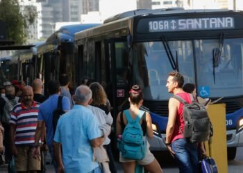 Pelo menos cinco capitais começam 2026 com reajustes nas tarifas de ônibus, metrô ou trem; veja lista