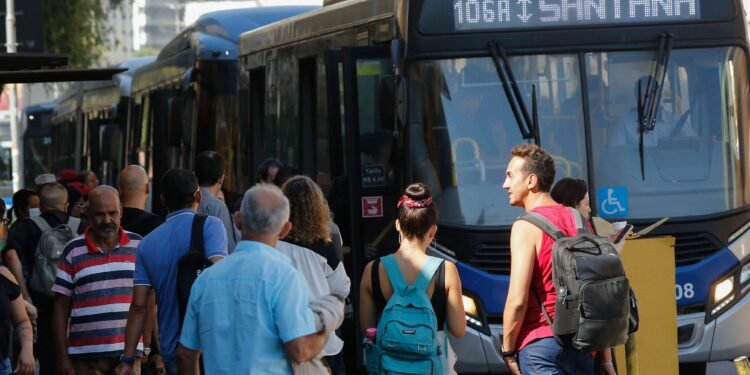 Pelo menos cinco capitais começam 2026 com reajustes nas tarifas de ônibus, metrô ou trem; veja lista