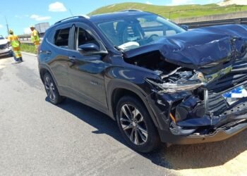 Engavetamento envolvendo sete veículos deixa uma pessoa ferida na Via Dutra, em Porto Real