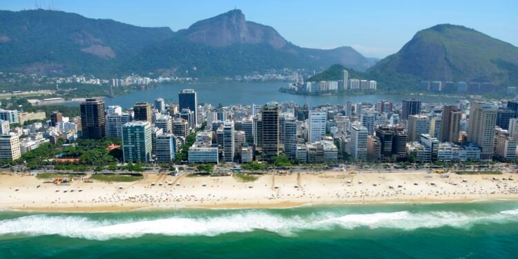 Paes sanciona lei que proíbe prédios que façam sombra nas praias