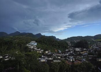 Defesa Civil emite alerta para chuvas moderadas a muito fortes em Petrópolis