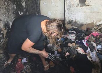 Incêndio de grandes proporções destruição casa no bairro de Campos