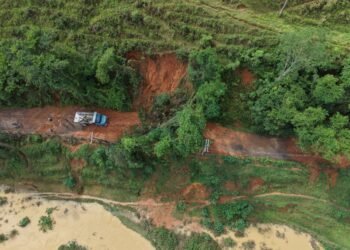 Chuva forte provoca queda de barreiras na estrada Amparo x Turvo, em Barra do Piraí