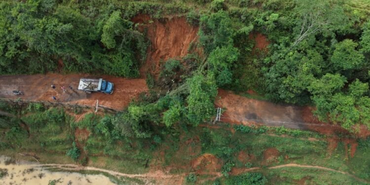 Chuva forte provoca queda de barreiras na estrada Amparo x Turvo, em Barra do Piraí