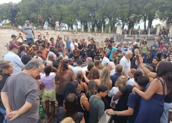 Arnaldo Vianna, ex-deputado federal e ex-prefeito de Campos, é enterrado após cortejo pelas ruas da cidade