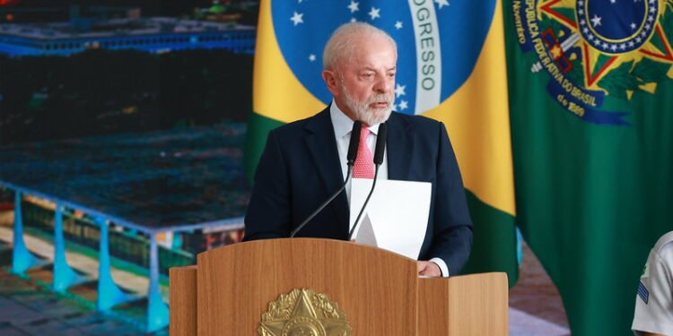 Lula assina MP que muda cálculo para aumento salarial de professores