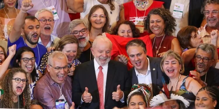 MEC revê piso salarial dos professores após pressão sindical MEC revê piso salarial dos professores após pressão sindical