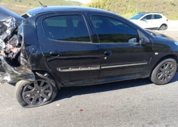 Acidente entre três veículos deixa uma pessoa ferida na Via Dutra, em Barra Mansa