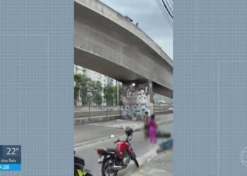Motociclista e passageiro morrem após queda de viaduto