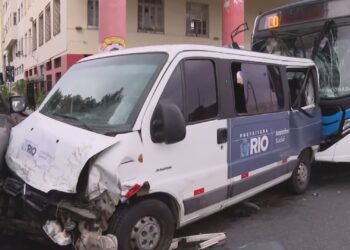 Ônibus bate em 4 veículos e interdita pista da Av. Presidente Vargas