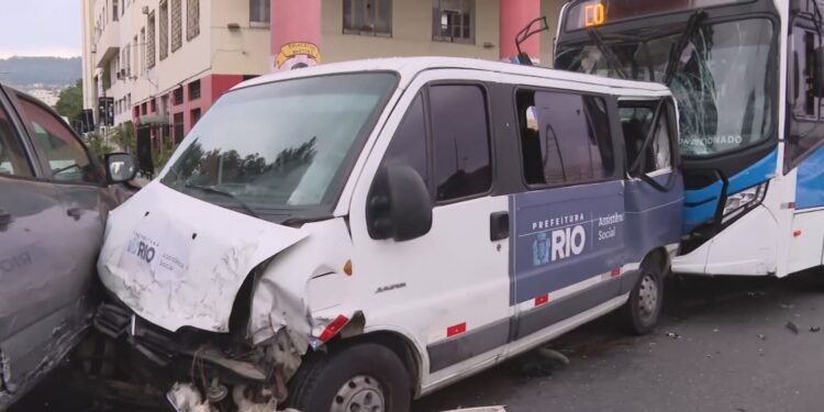 Ônibus bate em 4 veículos e interdita pista da Av. Presidente Vargas